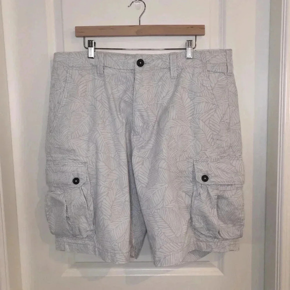 American Eagle Classic Cargo Shorts - Picture 2 of 14